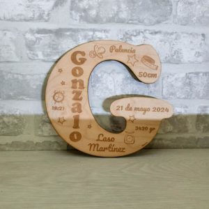 Letra natalicia de madera con los datos natalicios de tu bebé