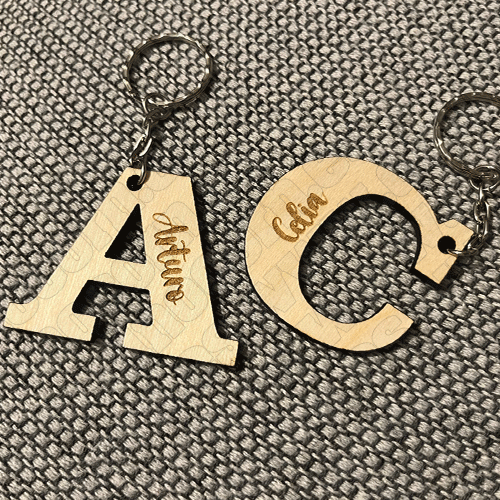 Llavero de madera inicial del nombre