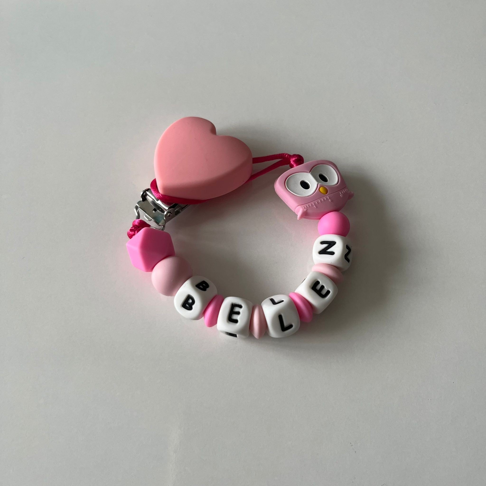 Chupetero en tonalidades rosas.