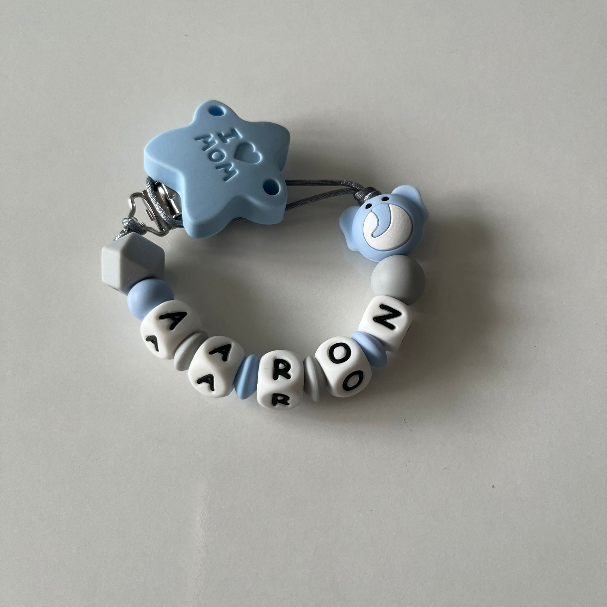 Chupetero en tonos azul y gris