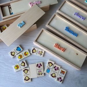 El dominó infantil personalizado es un juego clásico reinventado con un toque único. No solo es un obsequio especial y exclusivo, sino que también es una herramienta educativa que ayuda a desarrollar habilidades cognitivas y sociales en los niños. Su diseño adaptable y la posibilidad de personalización lo convierten en un detalle perfecto para cualquier ocasión. Si buscas un regalo original y significativo, este dominó es una opción ideal para sorprender y educar a los más pequeños de una manera divertida y creativa.